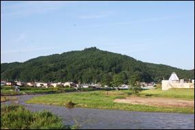 羽黒山を久慈川から